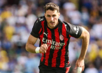 Santiago Giménez es criticado por la prensa en Italia debido a su estado físico