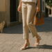 Los pantalones rectos lucen ideales con estas sandalias sofisticadas para el verano 2025. – Dimension Turistica Magazine