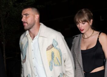Taylor Swift y Travis Kelce han anunciado oficialmente su compromiso. – Dimension Turistica Magazine