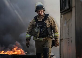Al menos 3 heridos tras varios ataques rusos nocturnos en Járkov y Sumy
