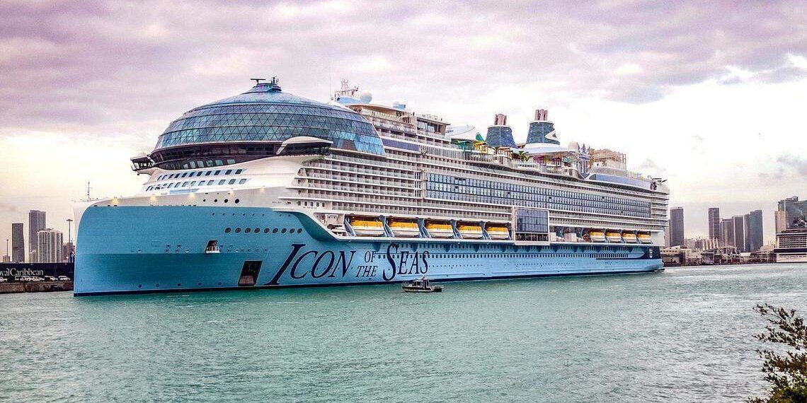 Vacacionista sufre lesiones tras accidente en tobogán de un crucero.