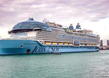 Vacacionista sufre lesiones tras accidente en tobogán de un crucero.