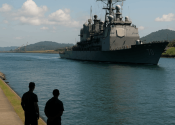 El crucero de misiles guiados USS Lake Erie navega por el Canal de Panamá hacia el Caribe en misión contra Venezuela.