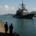 El crucero de misiles guiados USS Lake Erie navega por el Canal de Panamá hacia el Caribe en misión contra Venezuela.