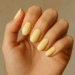Las uñas en tono amarillo mantequilla se perfilan como la tendencia de manicura para despedir el verano 2025 – Dimension Turistica Magazine