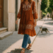 Los vestidos boho que sí me atreveré a usar con pantalones antes de que acabe el verano 2025