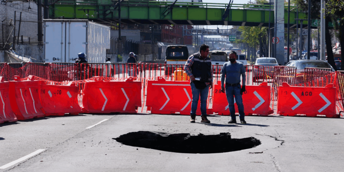 ¡Tómalo en cuenta! Continúan los trabajos para reparar mega socavón en Calzada Ignacio Zaragoza
