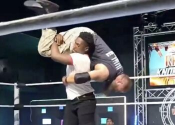 ¡Demencial! Peleador se sale del guion en una función de lucha libre y golpea salvajemente en 22 ocasiones a su oponente hasta dejarlo inconsciente