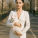 18 ocasiones en las que Selena Gomez deslumbró con un vestido blanco digno de una boda. – Dimension Turistica Magazine