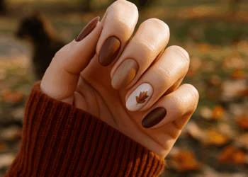 5 diseños de uñas texturizadas para tener las manos lindas en otoño 2025