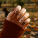 5 diseños de uñas texturizadas para tener las manos lindas en otoño 2025