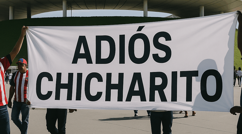 Aficionados de Chivas exigen salida de Chicharito - Puente Libre