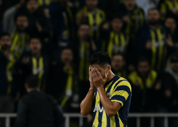 Edson Álvarez, destrozado por afición de Fenerbahce tras su debut