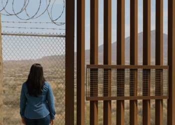 Cálida, emocional, sincera; America Ferrera reflexiona sobre el cambio y la migración en la portada de Vogue