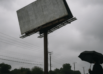 Anuncio espectacular a punto de caer, tras la fuerte lluvia de este miércoles en Puebla