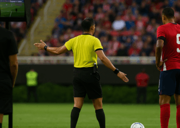 Arbitraje publicó el audio del penal anulado a Chivas vs. Cruz Azul