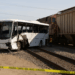 Asciende a 10 la cifra de muertos tras choque de autobús con tren de carga en México