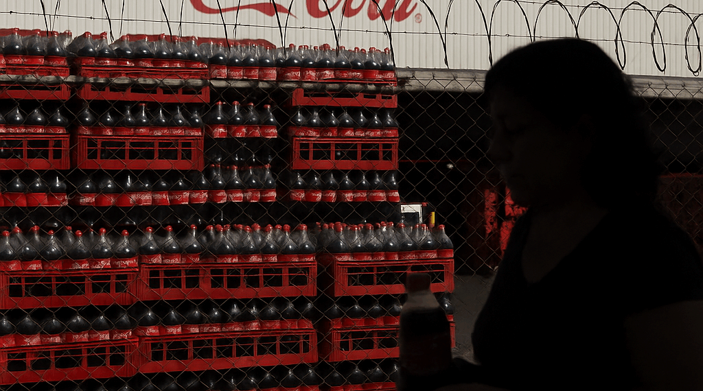 Pese a promesas de la 4T, subirán impuestos a empresas refresqueras en México