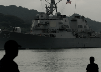 Buques de guerra estadounidenses navegan por el Canal de Panamá. – Dimension Turistica Magazine