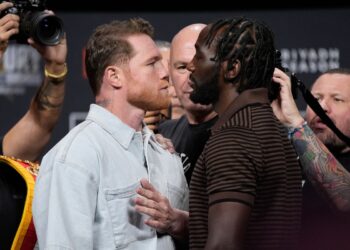 La Jornada - 'Canelo' y Crawford cumplen con la báscula