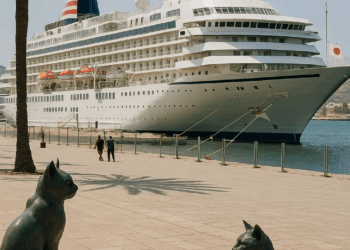 Cartagena da la bienvenida al primer crucero nipón, un lujoso barco repleto de turistas asiáticos. – Dimension Turistica Magazine