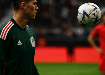 César Montes si podrá jugar contra Korea tras expulsión ante Japón