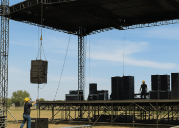 Inicia instalación del escenario de Julión Álvarez en el Paseo Bravo