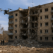 Vídeo. Edificio administrativo golpeado en Járkov, dron ataca calle concurrida