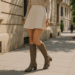 Cómo llevar botas altas con faldas y vestidos en Primavera-Verano 2026