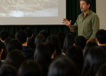 Estudiantes de Santo Tomás Copiapó asisten a conferencias ofrecidas por el reconocido periodista de turismo Luis Andaur.