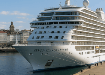 Descubre el interior del Seven Seas Grandeur, uno de los cruceros más opulentos del planeta, que llegará a Coruña este martes.