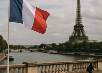 Fitch rebaja la calificación de Francia en plena crisis política