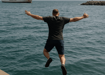 Un hombre se lanzó al mar desde un crucero para eludir una deuda de US$16,000 en el casino. – Dimension Turistica Magazine