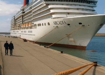 Primera parada de la temporada para el crucero británico Arcadia. – Dimension Turistica Magazine