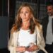 Jennifer Aniston luce jeans rectos y sandalias flip flops de los 90 para pasear por Nueva York