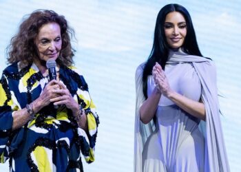 Kim Kardashian brilla con un vestido lila en los DVF Awards junto a grandes mujeres