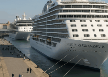 La llegada inaugural del Seven Seas Grandeur a La Coruña en un destacable evento de triple atraque. – Dimension Turistica Magazine