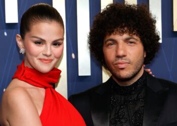 Las elegantes uñas glaseadas que Selena Gomez llevó en su boda con Benny Blanco