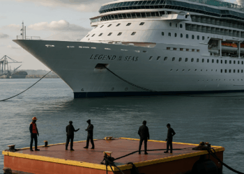 El “Legend of the Seas” ha sido reubicado a un muelle flotante – Cruceros – Dimension Turistica Magazine