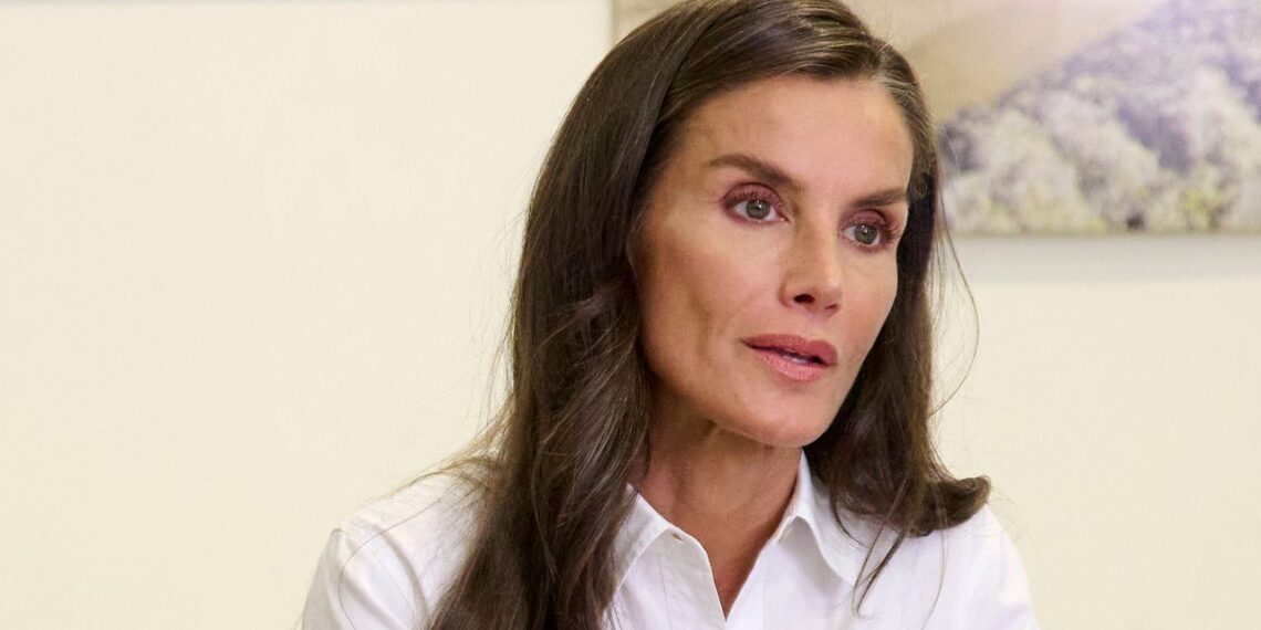 La reina Letizia no teme llevar botas de obrero con pantalones verde y la infaltable camisa blanca