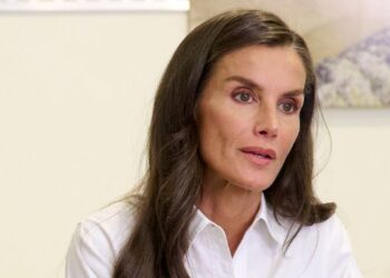 La reina Letizia no teme llevar botas de obrero con pantalones verde y la infaltable camisa blanca