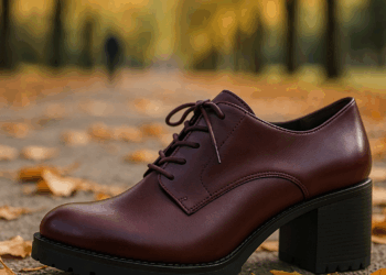 Los tenis color vino perfectos para otoño 2025 los llevó Lily Collins (con jeans blancos)