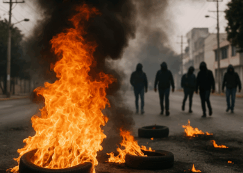 Estudiantes de la Normal de Teteles desquician el Bulevar 5 de mayo