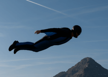 Vídeo. Nuevo récord de Peter Salzmann: 347 km/h en traje aéreo