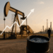 Petróleo sube 1.66% tras ataque israelí en Doha; exceso de oferta limita las ganancias
