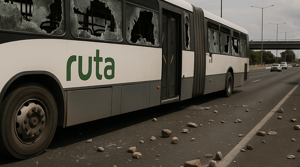 Lanzaron piedras a unidad de L4 de RUTA Puebla en Periférico y Momoxpan