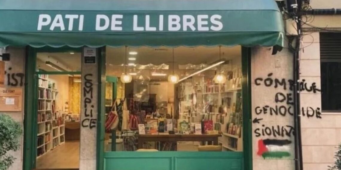 Unas pintadas antisemitas en una librería de Barcelona provocan la condena de la comunidad judía