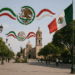 Con luz y color plazas mexicanas celebran la independencia de México