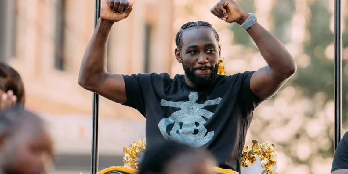 Policía apunta con armas a Terence Crawford después de su desfile de campeón