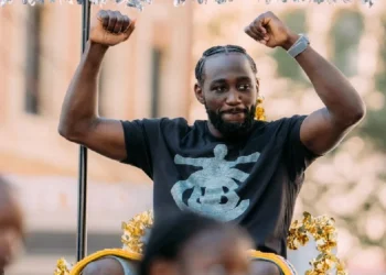 Policía apunta con armas a Terence Crawford después de su desfile de campeón